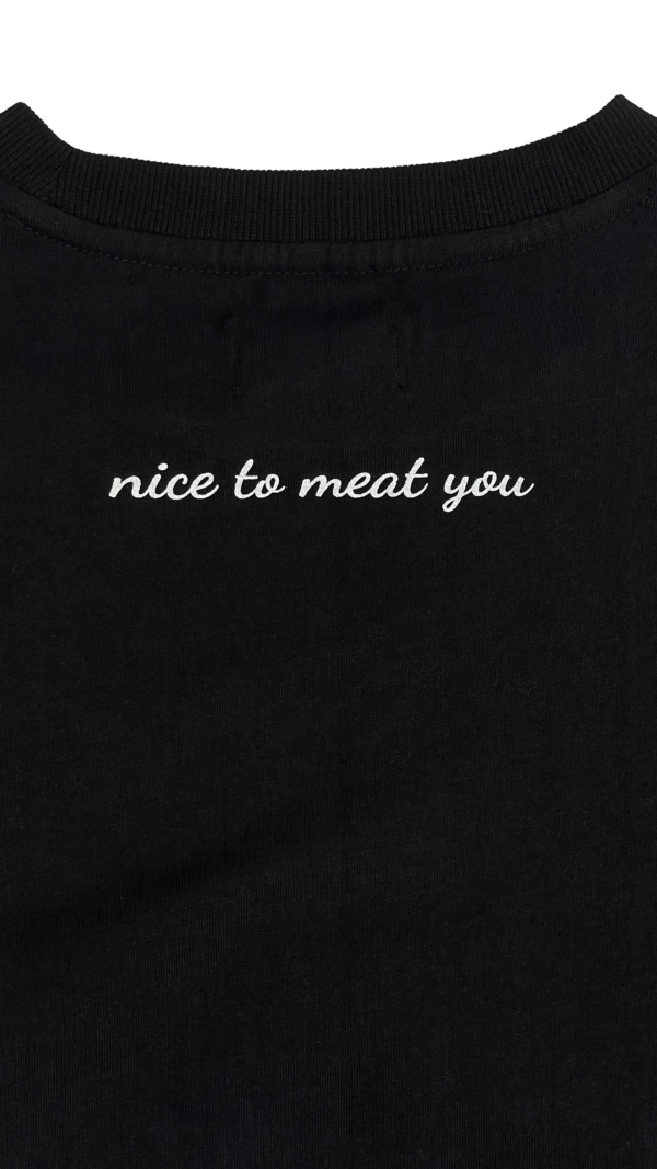 Bild zeigt -Shirt im Nackenbereich mit Nice to meat you