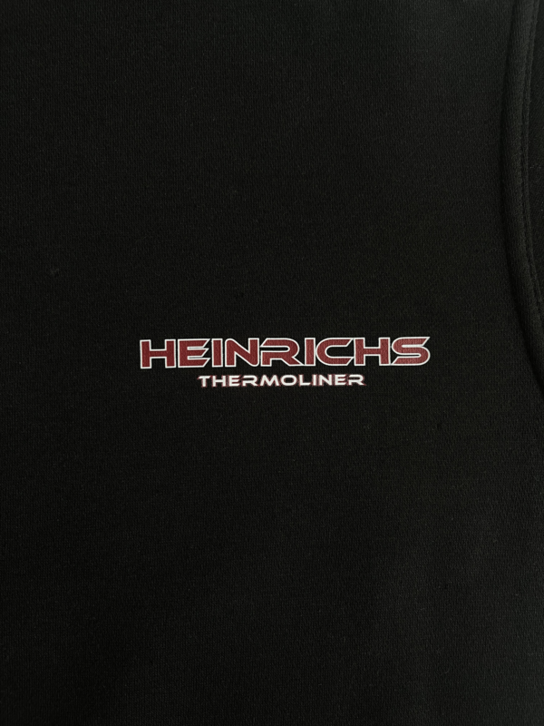 Bild von der Vorderseite des Hoodie mit kleinem Heinrichs Thermoliner Logo