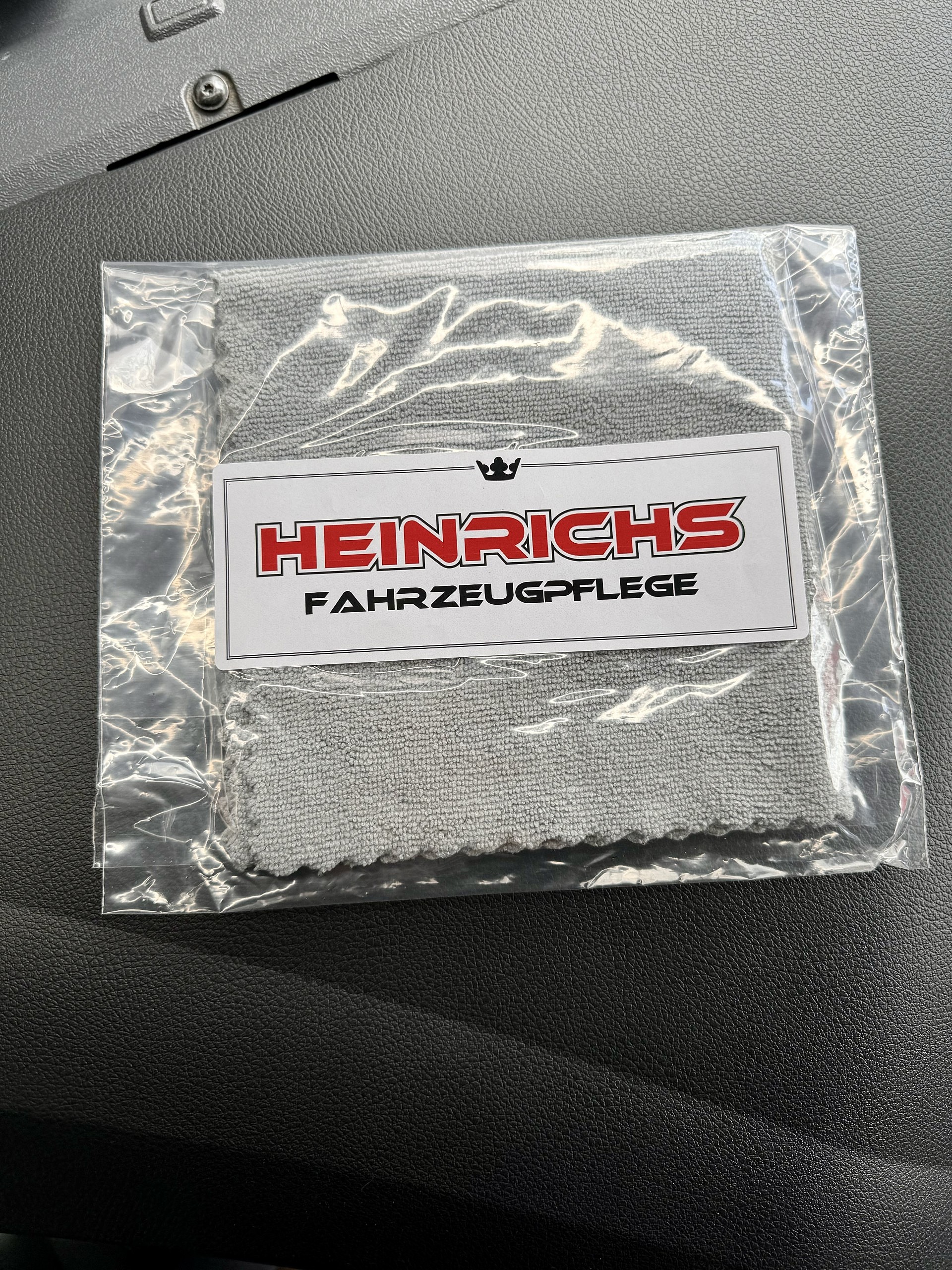 Heinrichs Mikrofasertuch randlos auf Armaturenbrett.jpeg
