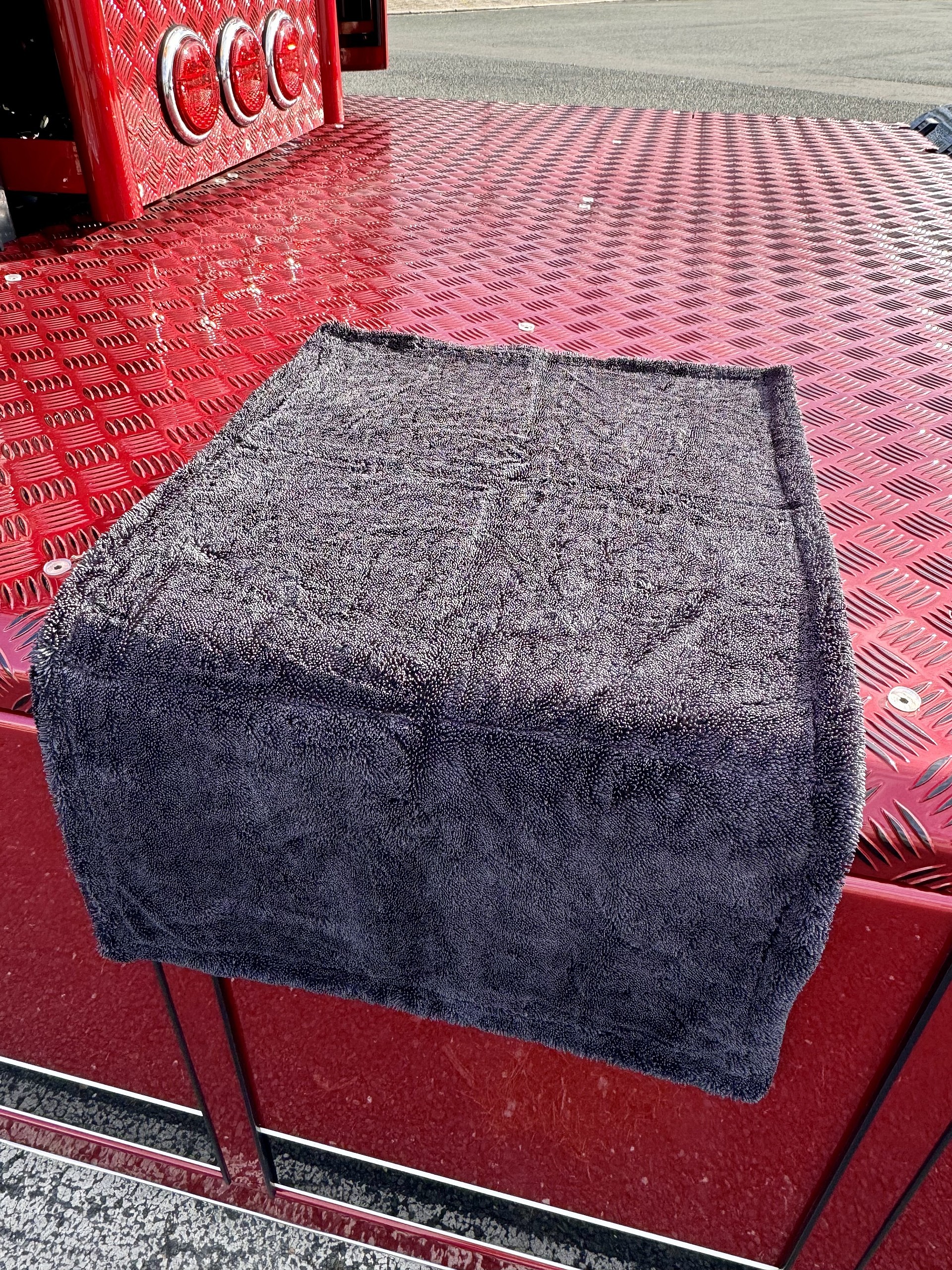 Heinrichs Trockentuch schwarz ausgepackt auf LKW-Abdeckung ausgebreitet