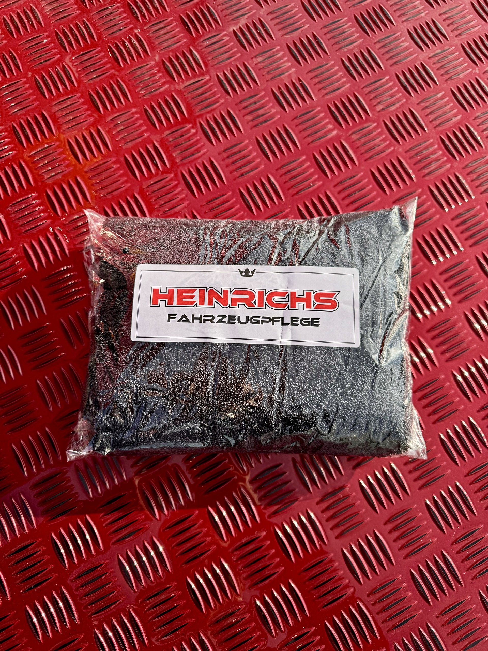 Heinrichs Trockentuch schwarz eingepackt auf LKW-Abdeckung