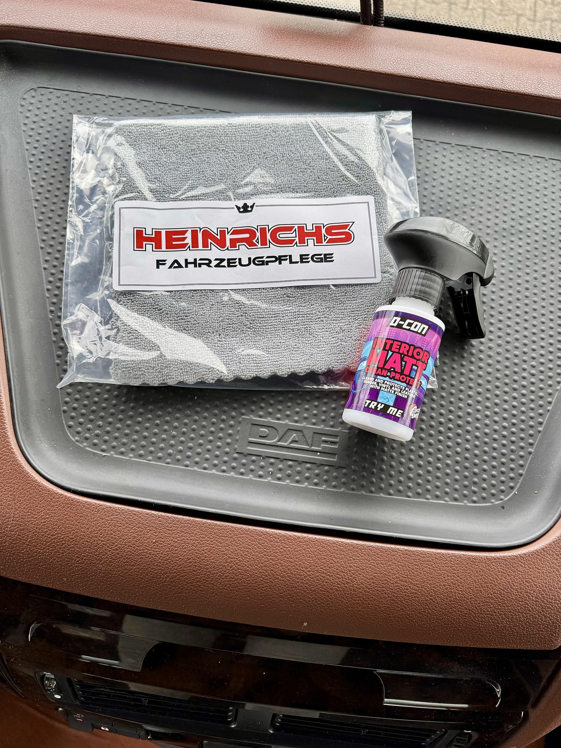 D-Con Interior Matt clean und protect und Heinrichs Fahrzeugpflege Mikrofasertuch randlos auf Armaturenbrett
