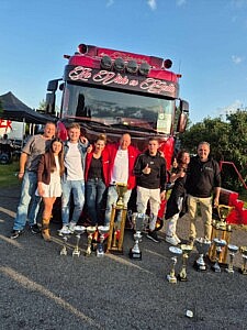 alle gewinner der Power Truck Show in Finnland 2025.. Alle stehen vor dem Best of Show truck von Heinrichs Thermoliner