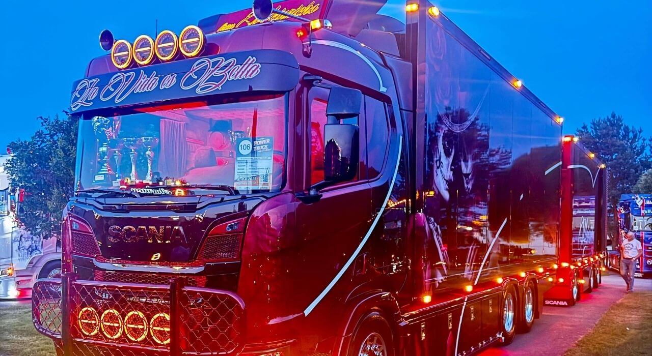 gewinner des pokals best of Show 2025 auf der Power truck show in finnland. Hängerzug la Vida es Bella von heinrichs Thermoliner.